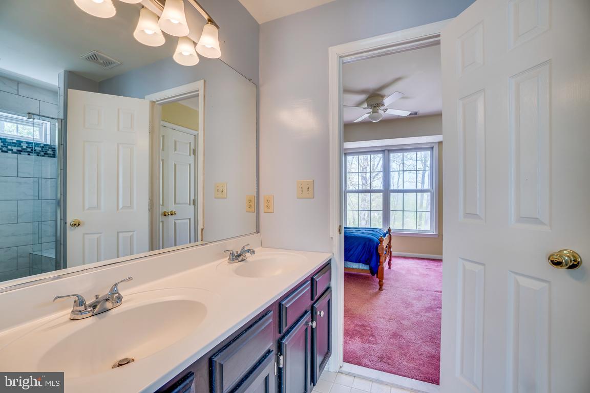 LEE'S HILL COLECHESTER VILLAGE - Residential