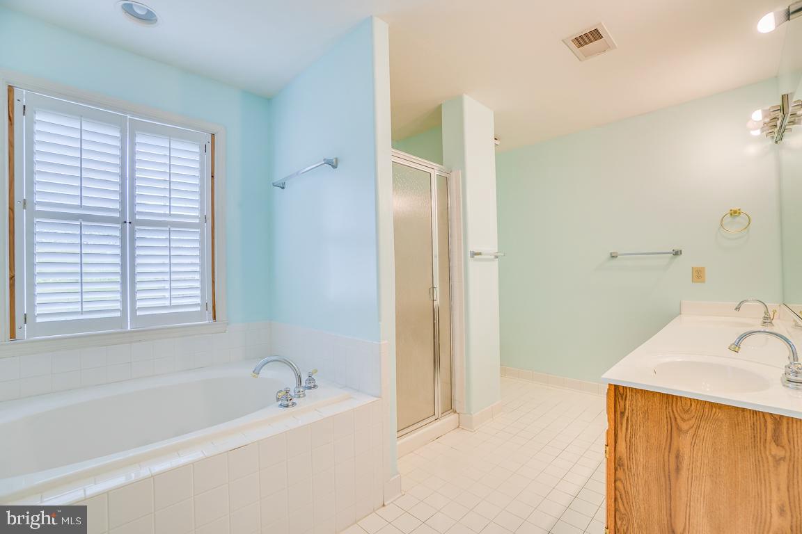 LEE'S HILL COLECHESTER VILLAGE - Residential