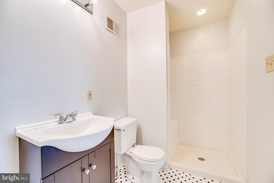 LEE'S HILL COLECHESTER VILLAGE - Residential