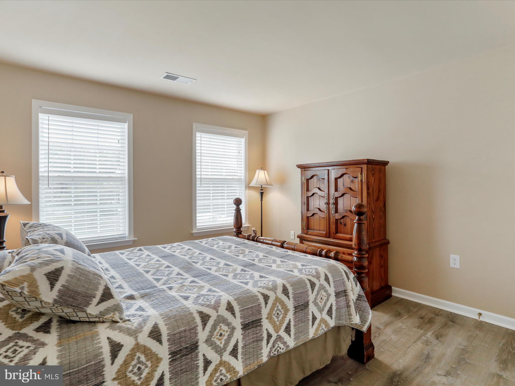 AMBER KNOLLS - Residential