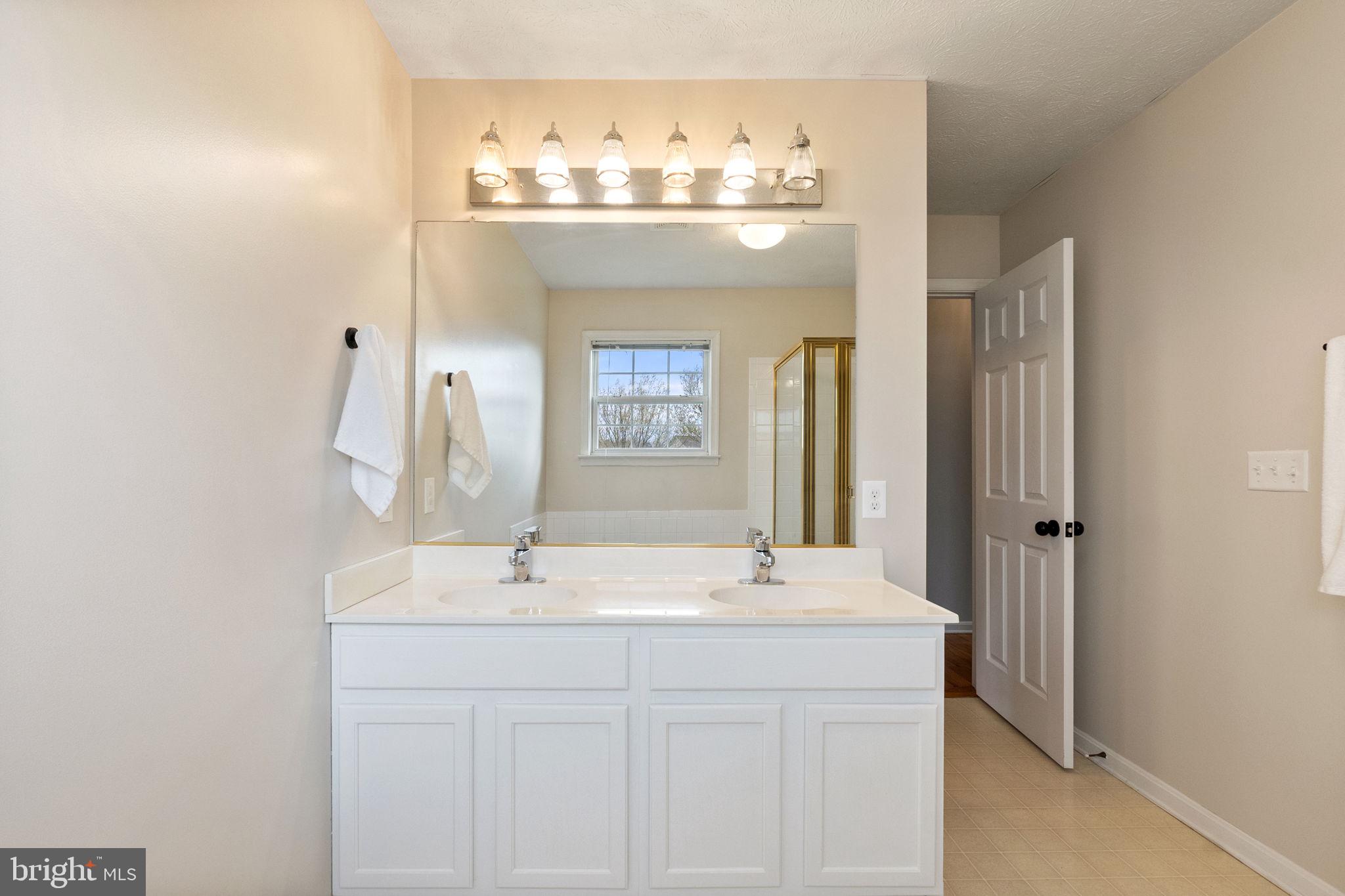 ASH HOLLOW ESTATES - Residential Lease