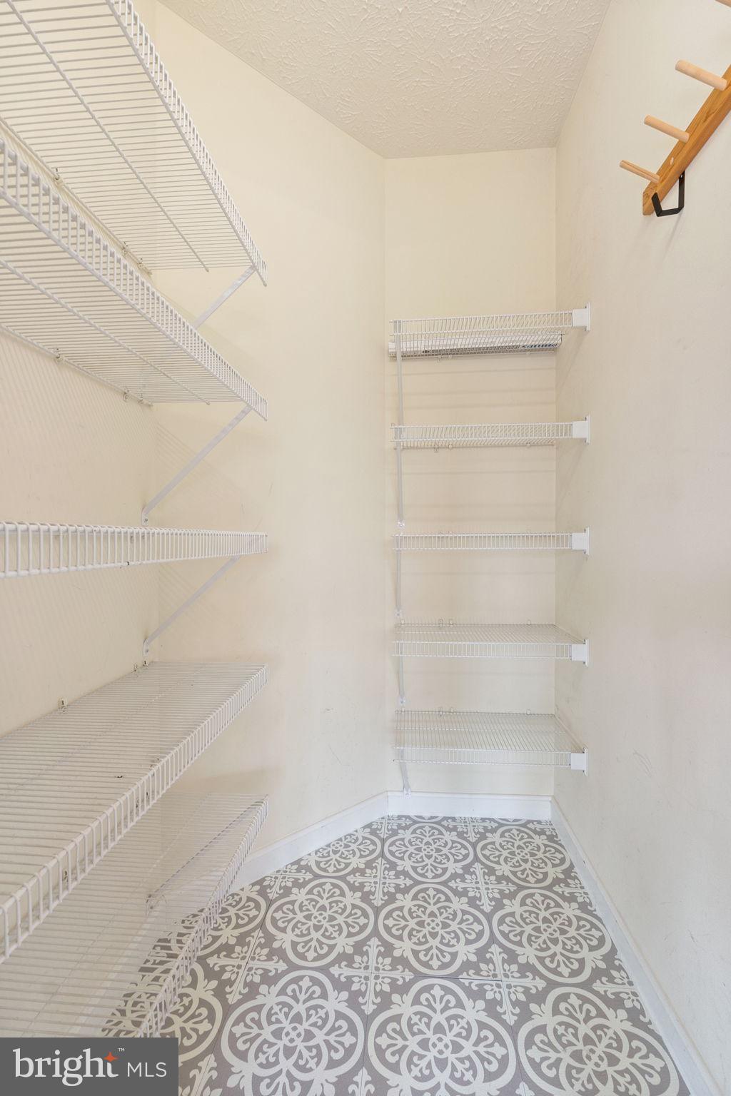 ASH HOLLOW ESTATES - Residential Lease