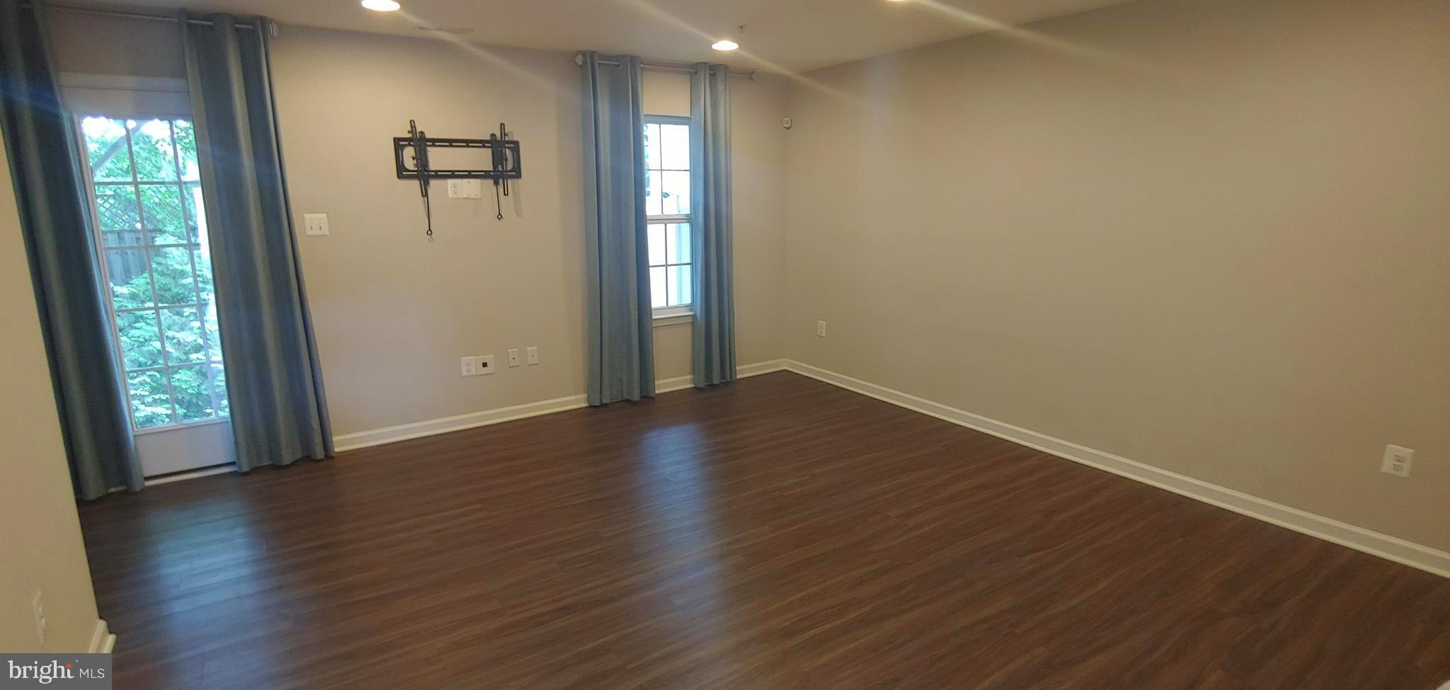 RED OAK CROSSING - Residential Lease