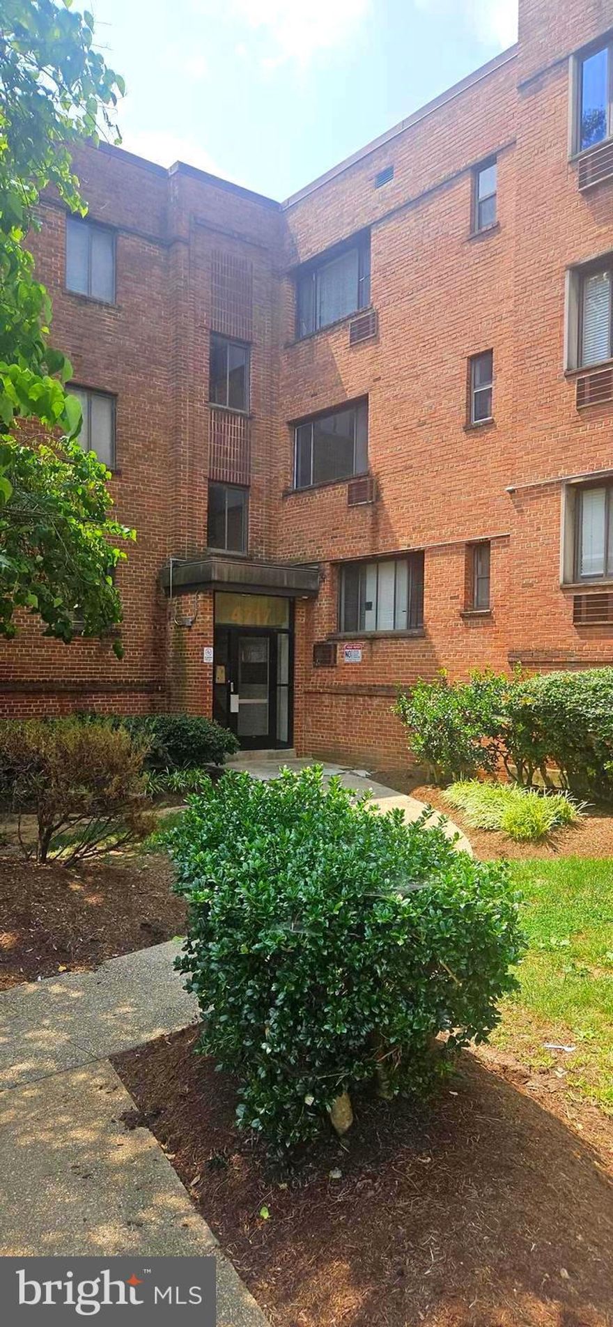 Investor opportunity in Washington, DC! This 1 Bedroom - 1 Bathroom condominium is fully investor-owned and offers a true value-add opportunity. A blank canvas ready for a cosmetic renovation, ideal for first-time investors or portfolio expansion. Prime location with strong rental demand, easy access to transit, dining, and city amenities. Excellent upside potential. Don't Delay Act 2 Day!