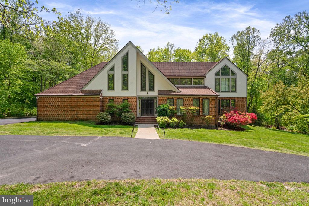 Photo of 10101 Jaydee Boulevard, FAIRFAX STATION, VA 22039 (MLS # VAFX2305956)