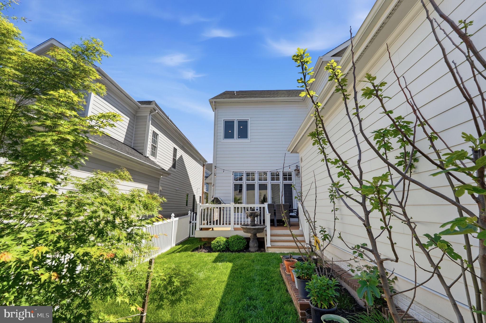 BETHESDA MEWS - Residential