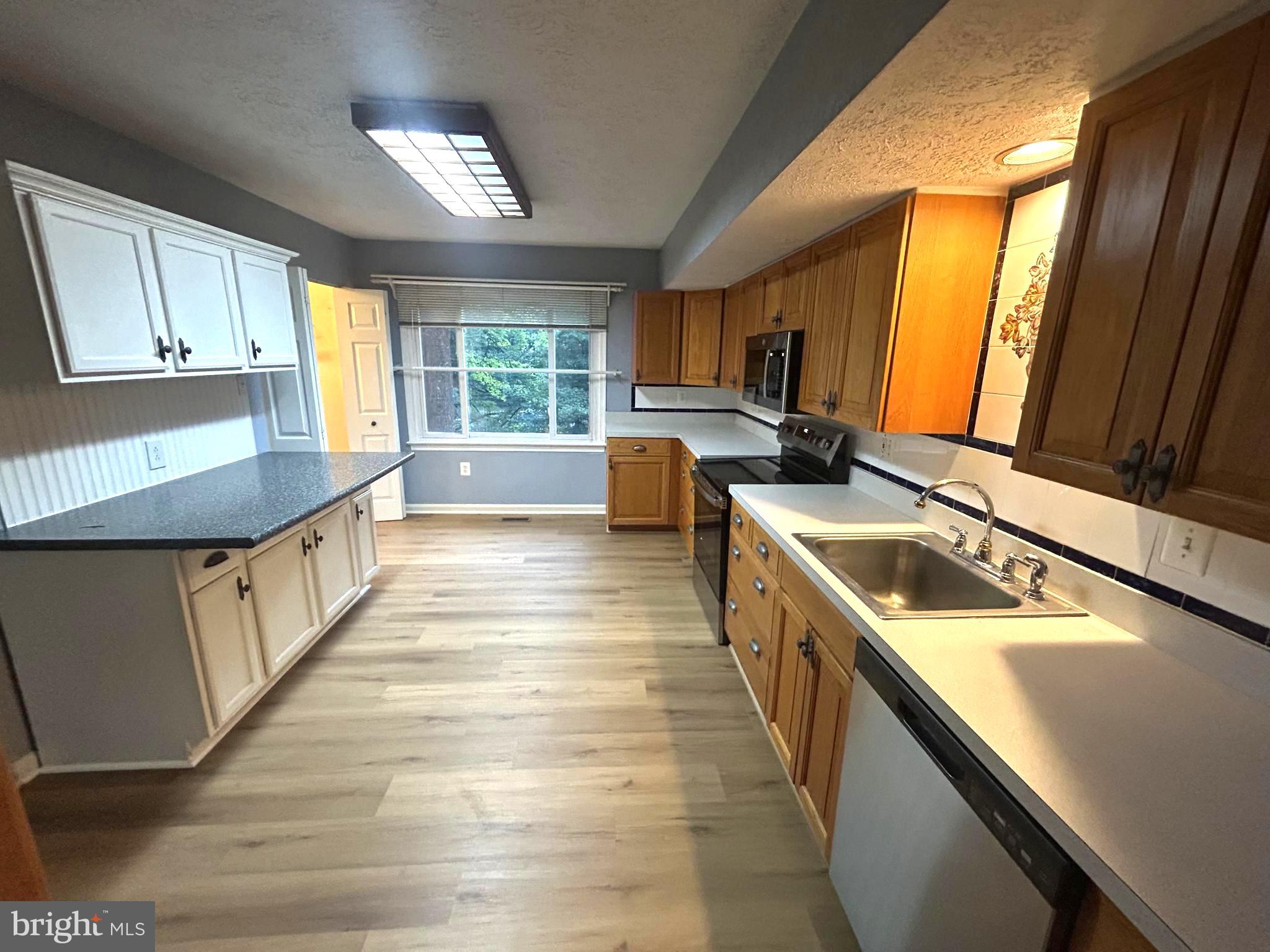 COUNTRY CLUB LAKE - Residential Lease