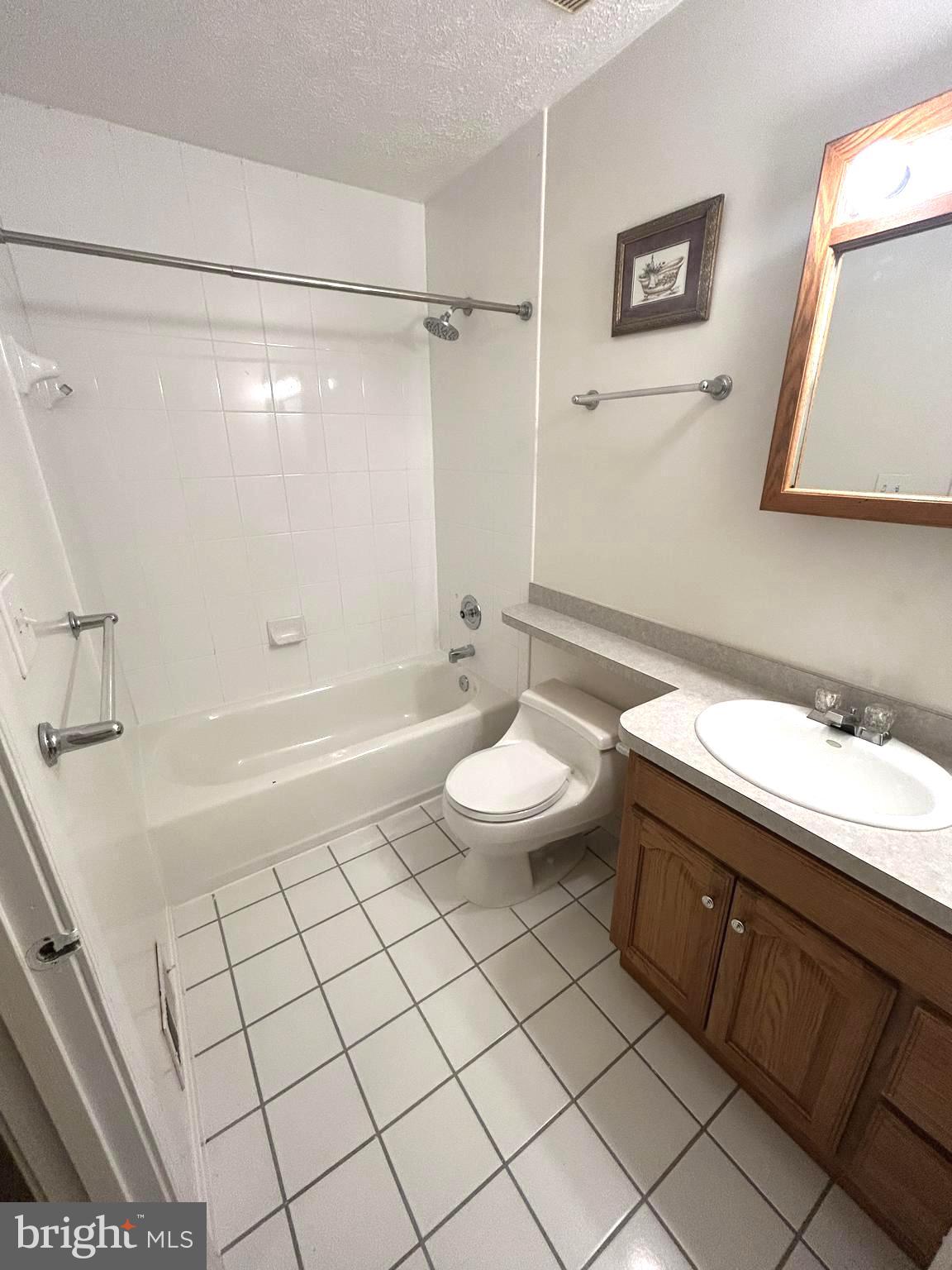 COUNTRY CLUB LAKE - Residential Lease