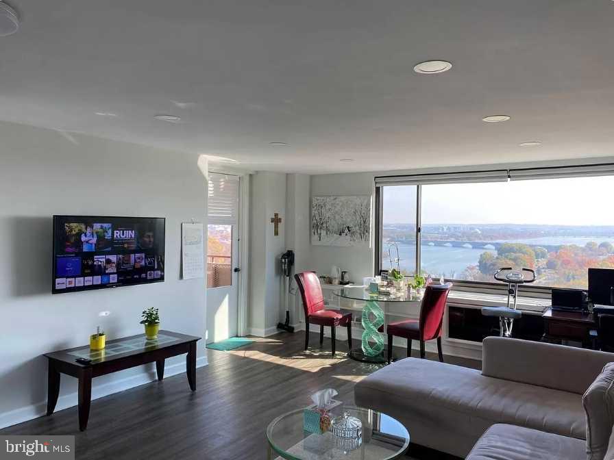 RIVER PLACE SOUTH - Residential