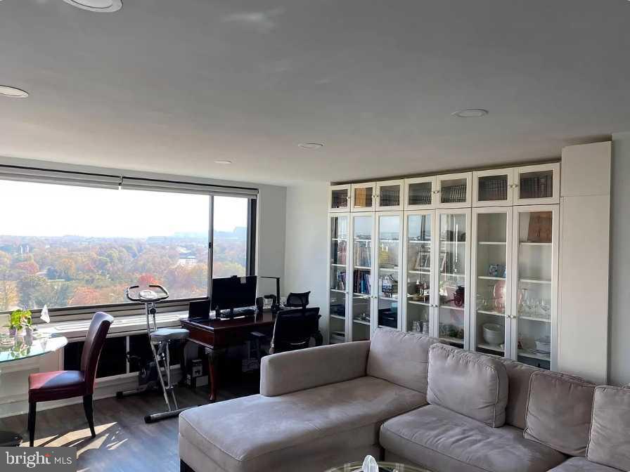 RIVER PLACE SOUTH - Residential