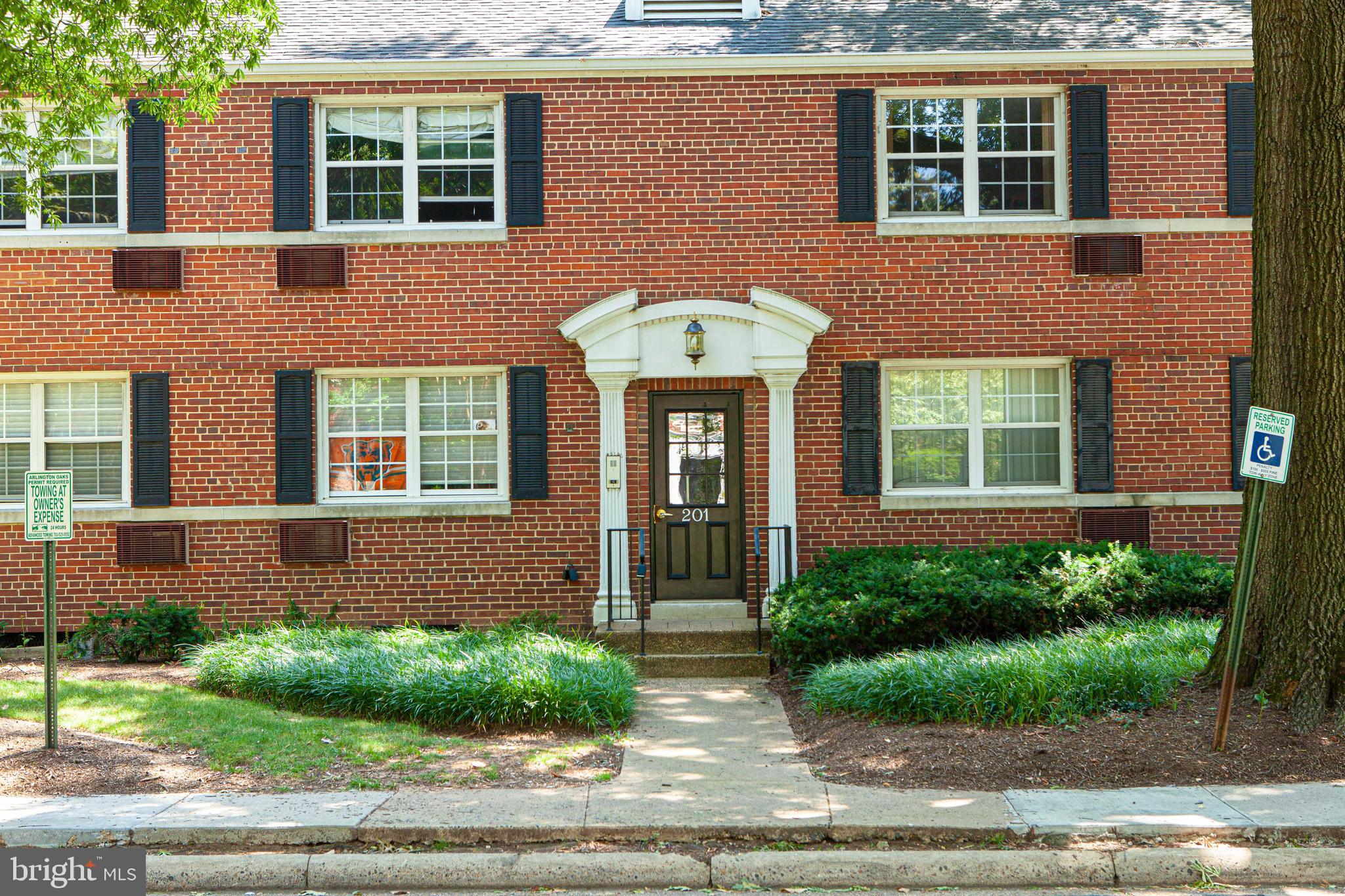 BUCKINGHAM COMMONS - Residential Lease