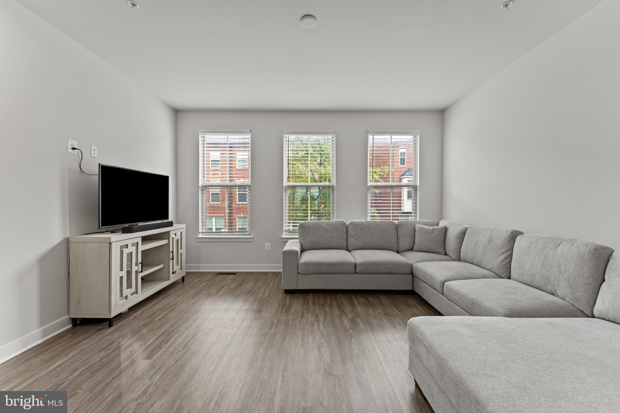 OLDHAM CROSSING - Residential Lease