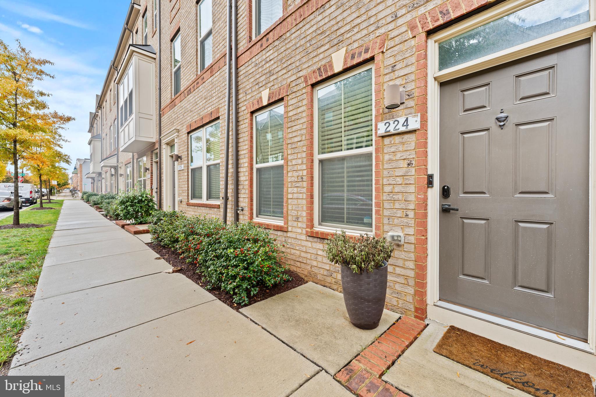 OLDHAM CROSSING - Residential Lease