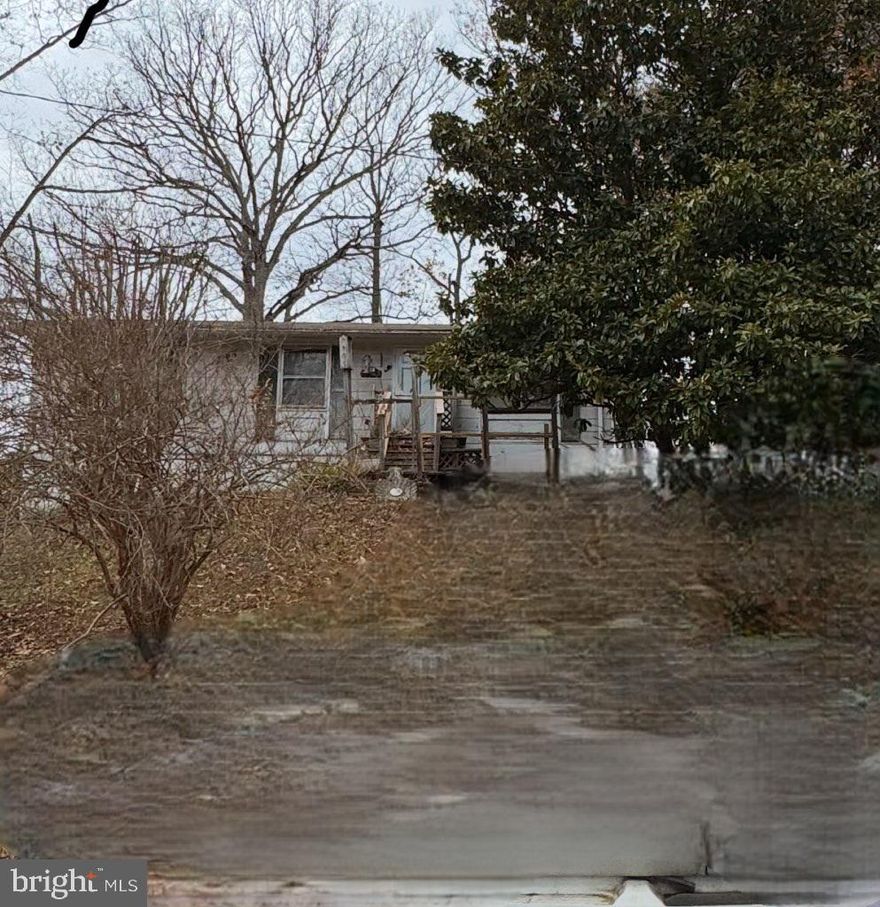 🔥 Investor Special – Prime Opportunity! 🔥

Calling all investors and savvy buyers! This 3-bedroom, 1-bathroom home is bursting with potential and ready for your vision. Whether you're looking for a fix-and-flip, a buy-and-hold rental, or a personal project, this property is priced to sell and won’t last long!

✔ Great bones – ready for your updates
✔ Strong investment potential
✔ Convenient central location to EVERYTHING

Bring your best offer – Highest and Best offers due by Monday at 7 PM! Sold AS-IS. Don’t miss this incredible opportunity—schedule your showing today!