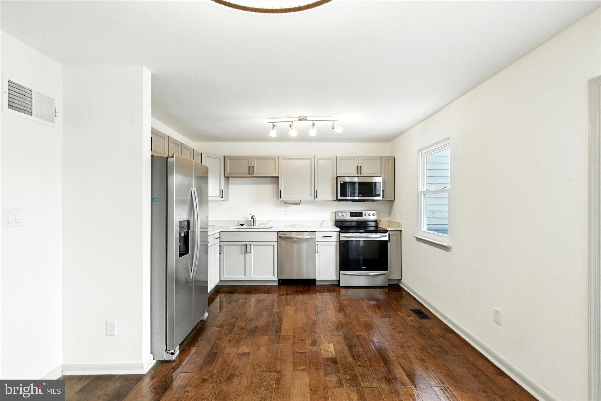 BRENTWOOD SQUARE - Residential