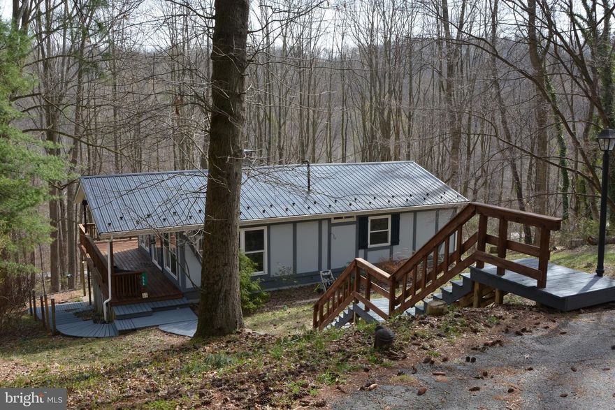 This is a lovely 3 bed 1 bath upper level apt in Carroll Valley.  Open floor plan . Great views of the lake from the deck.  Feshly painted with new floors. Washer and dryer included. Close to Rte 15 for easy travel. UTILITIES INCLUDED with this price. Tenant only pays for Cable.