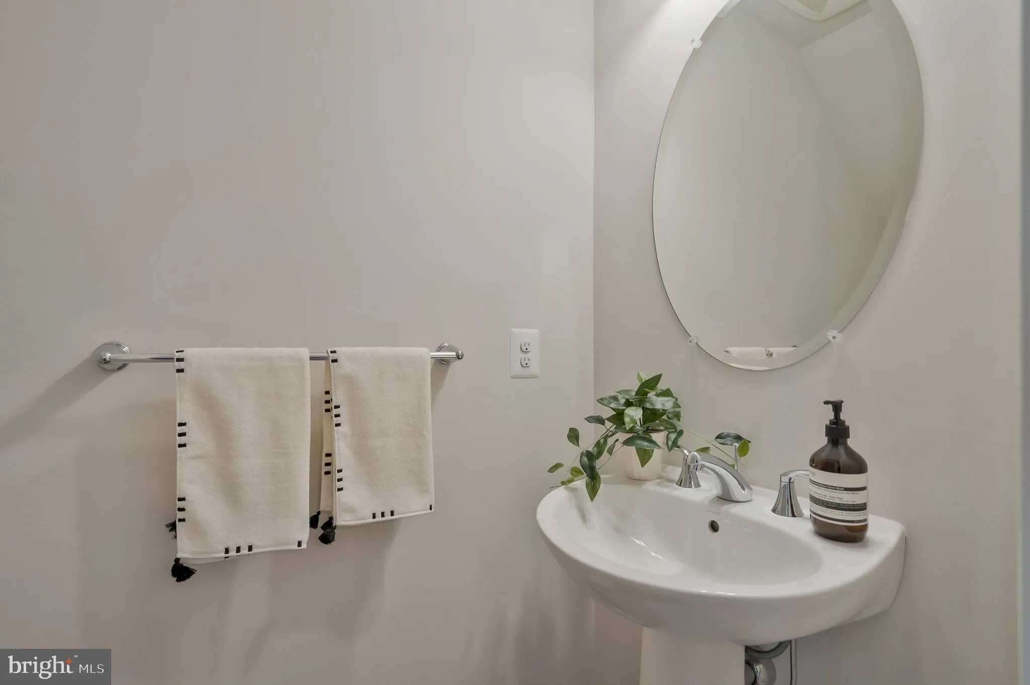 Ashburn, Virginia 20148, United States, 3 Bedrooms Bedrooms, ,3 BathroomsBathrooms,Residential,Contingent,123232