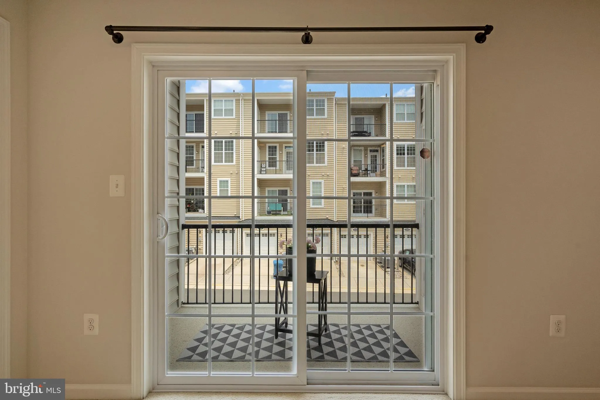 Ashburn, Virginia 20148, United States, 3 Bedrooms Bedrooms, ,3 BathroomsBathrooms,Residential,Contingent,123232