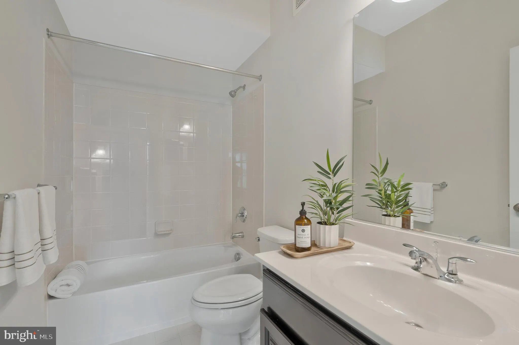 Ashburn, Virginia 20148, United States, 3 Bedrooms Bedrooms, ,3 BathroomsBathrooms,Residential,Contingent,123232