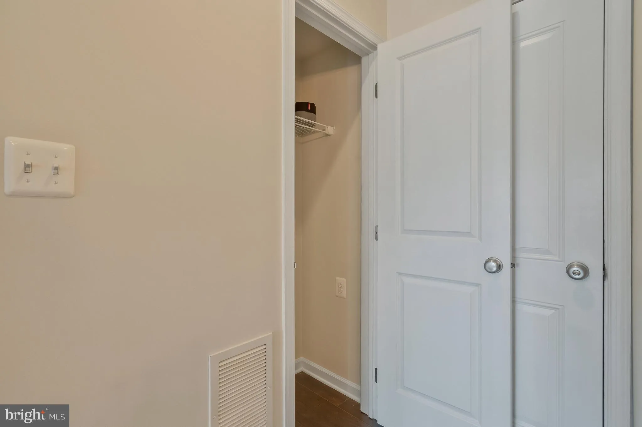 Ashburn, Virginia 20148, United States, 3 Bedrooms Bedrooms, ,3 BathroomsBathrooms,Residential,Contingent,123232