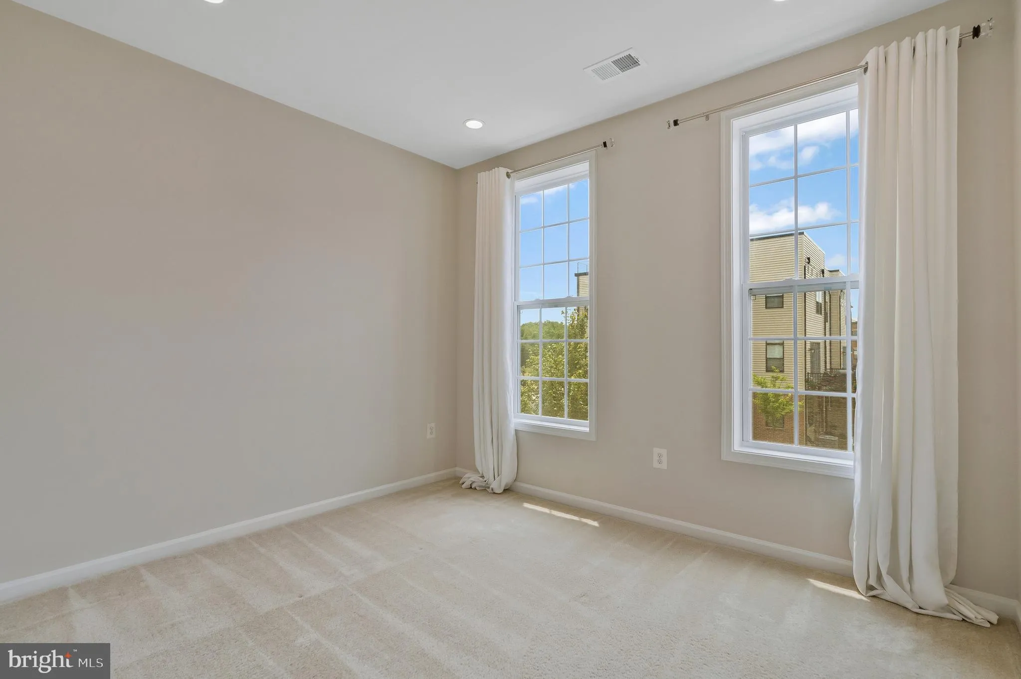 Ashburn, Virginia 20148, United States, 3 Bedrooms Bedrooms, ,3 BathroomsBathrooms,Residential,Contingent,123232