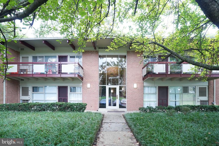 GREAT LOCATION. JUST OFF I-495 & RT.236. LARGE BALCONY OVERLOOKS WOODED AREA FOR PRIVACY. TENANT PAY ONLY ELECTRIC. RENT FEES INCLUDE:  GAS, HEAT, WATER, SEWER. NEW PAINT, CLEAN. COZY 2BR/1BA CONDO.