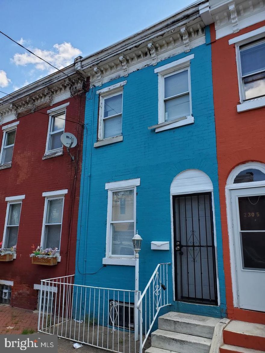 Attention investors! Great opportunity in  West Kensington priced to sell.  Two bedroom 1 bath home with back patio  in need of renovation.    Lots of new construction in the area- great investment potential. Property is sold in as is condition.