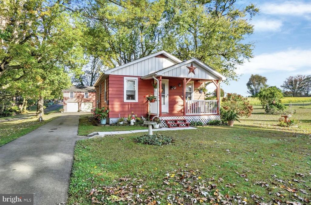 Photo of 121 Valley Road, YORK, PA 17407 (MLS # PAYK2091686)