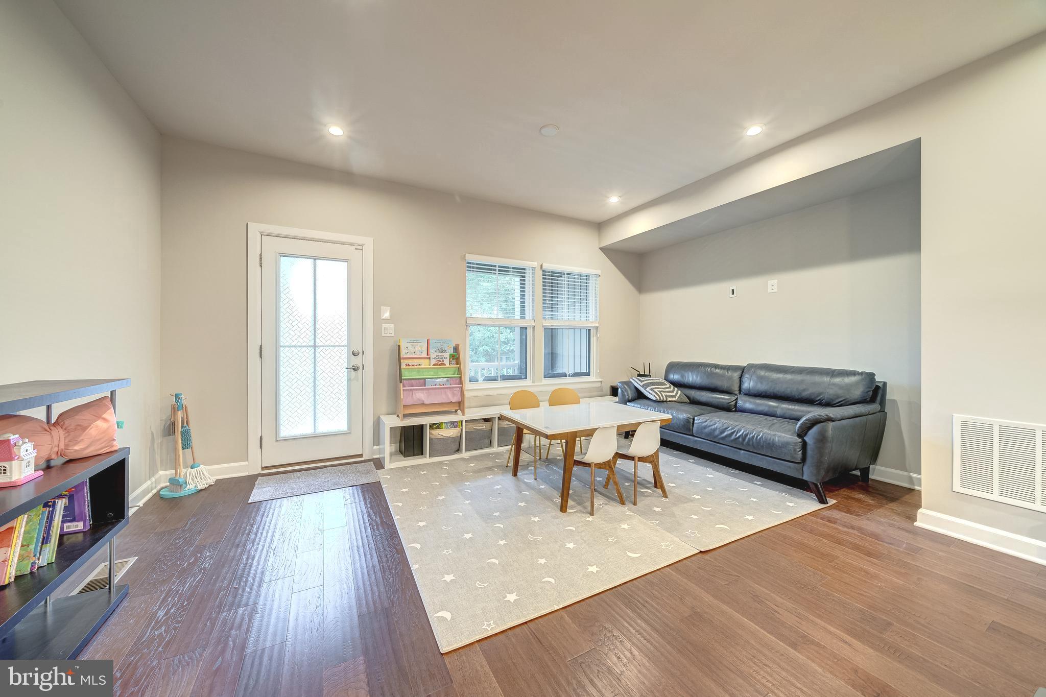 METRO ROW - Residential Lease