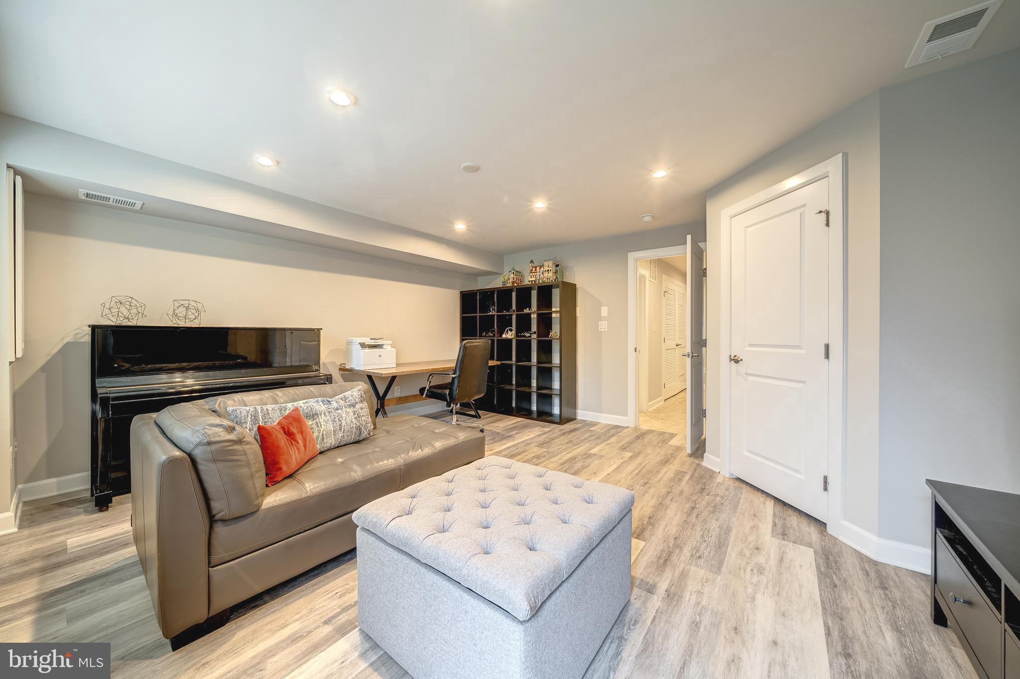 METRO ROW - Residential Lease