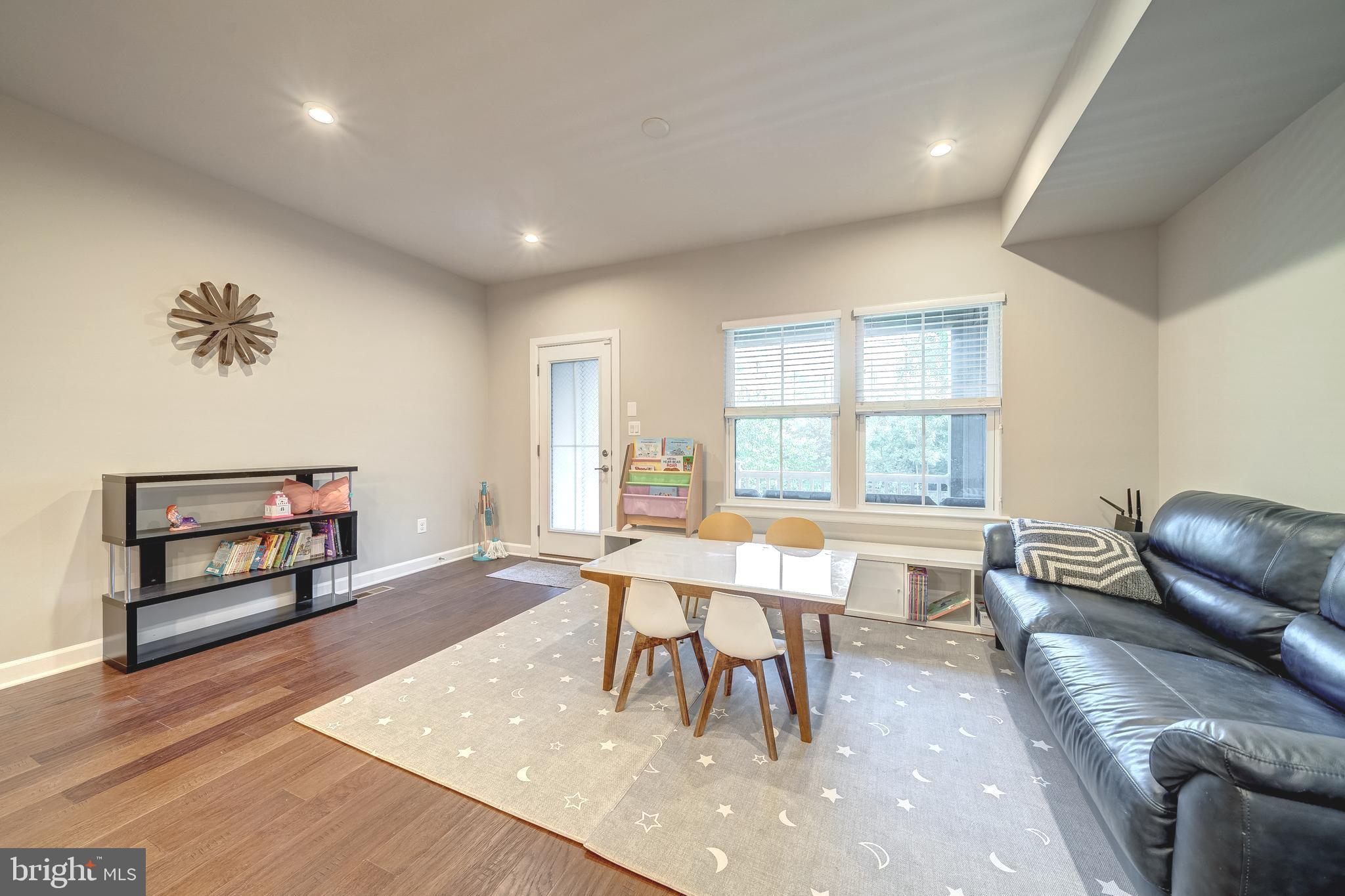 METRO ROW - Residential Lease