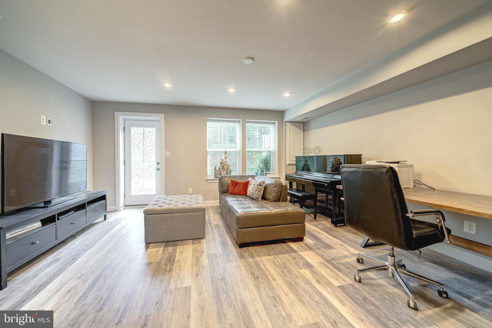 METRO ROW - Residential Lease