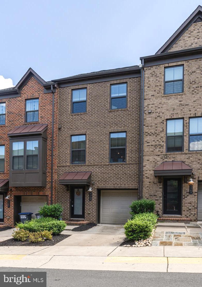 METRO ROW - Residential Lease