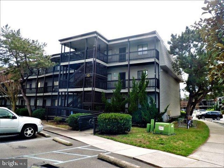 Handicap Assessable. First Floor Unit over looking large swimming pool . Large Screened in porch. Very Clean and updated unit. Laminate Floors through out.