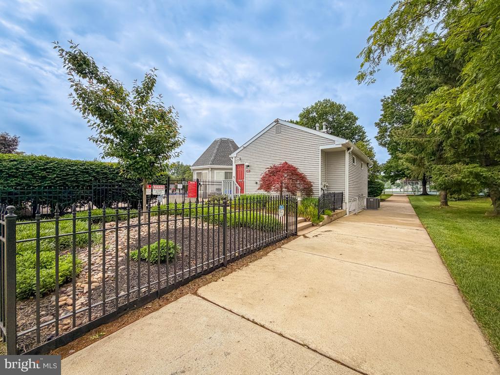 ROSE HOLLOW - Residential