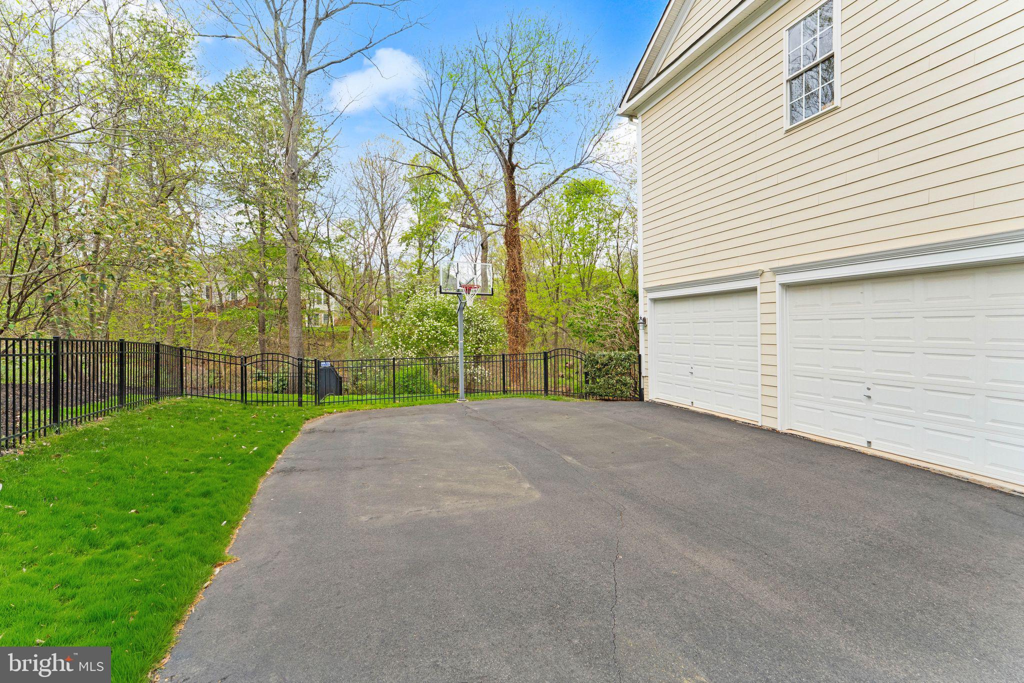 LANSDOWNE ON THE POTOMAC - Residential