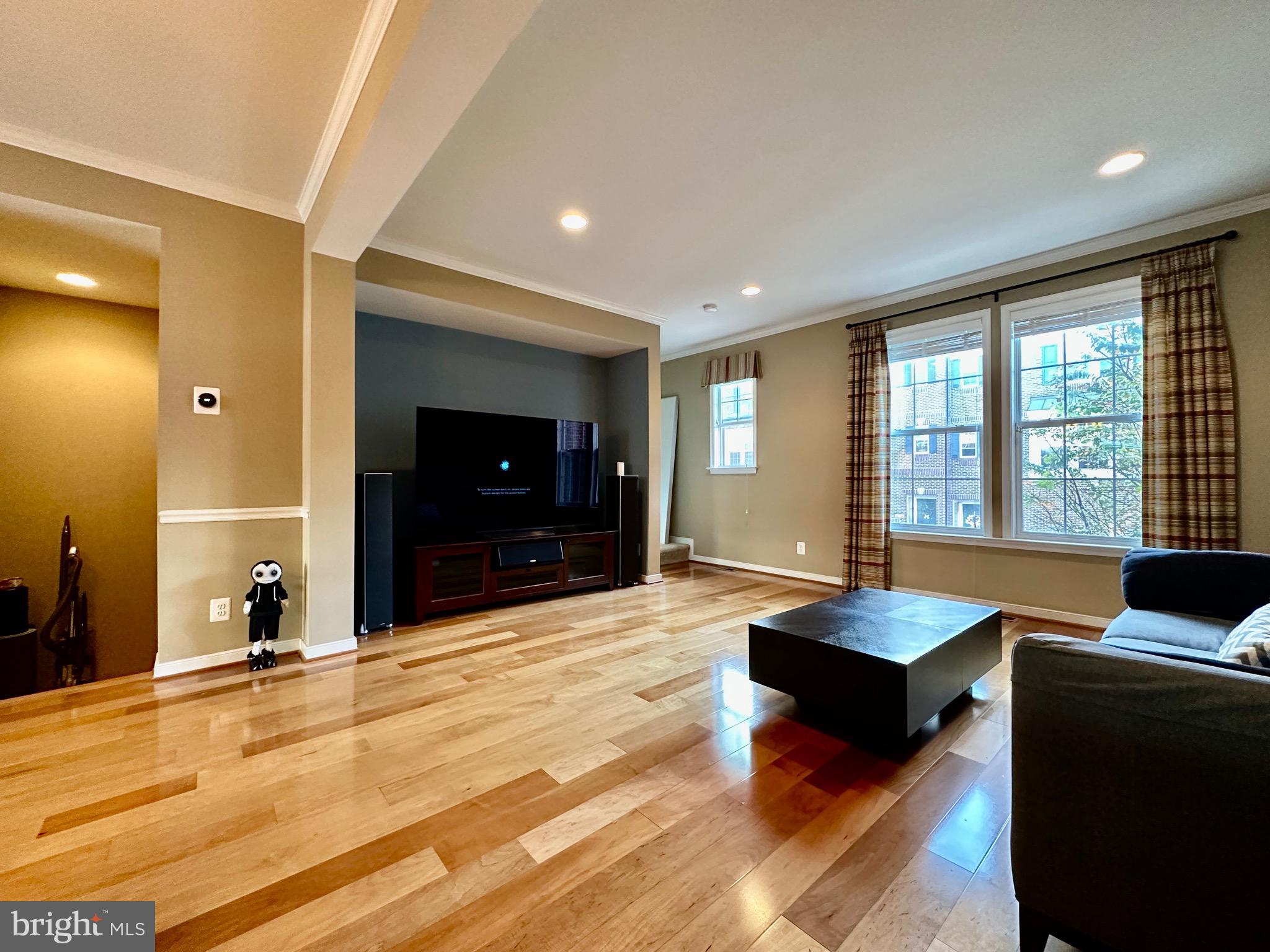 HUNTINGTON MEWS - Residential Lease