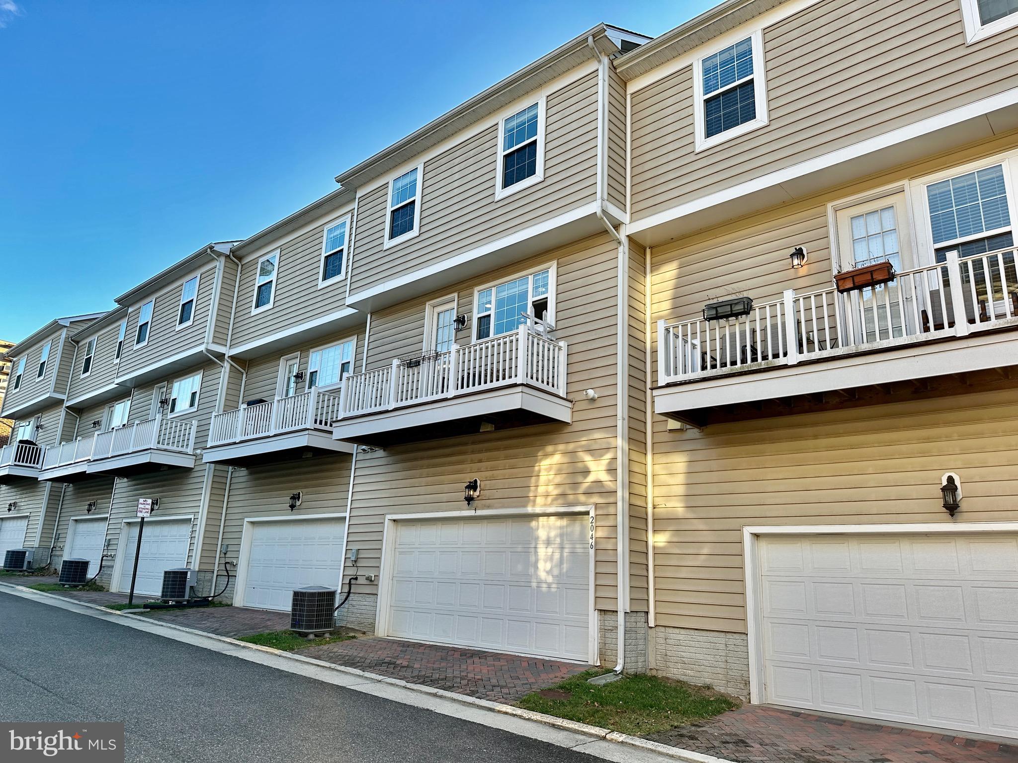 HUNTINGTON MEWS - Residential Lease