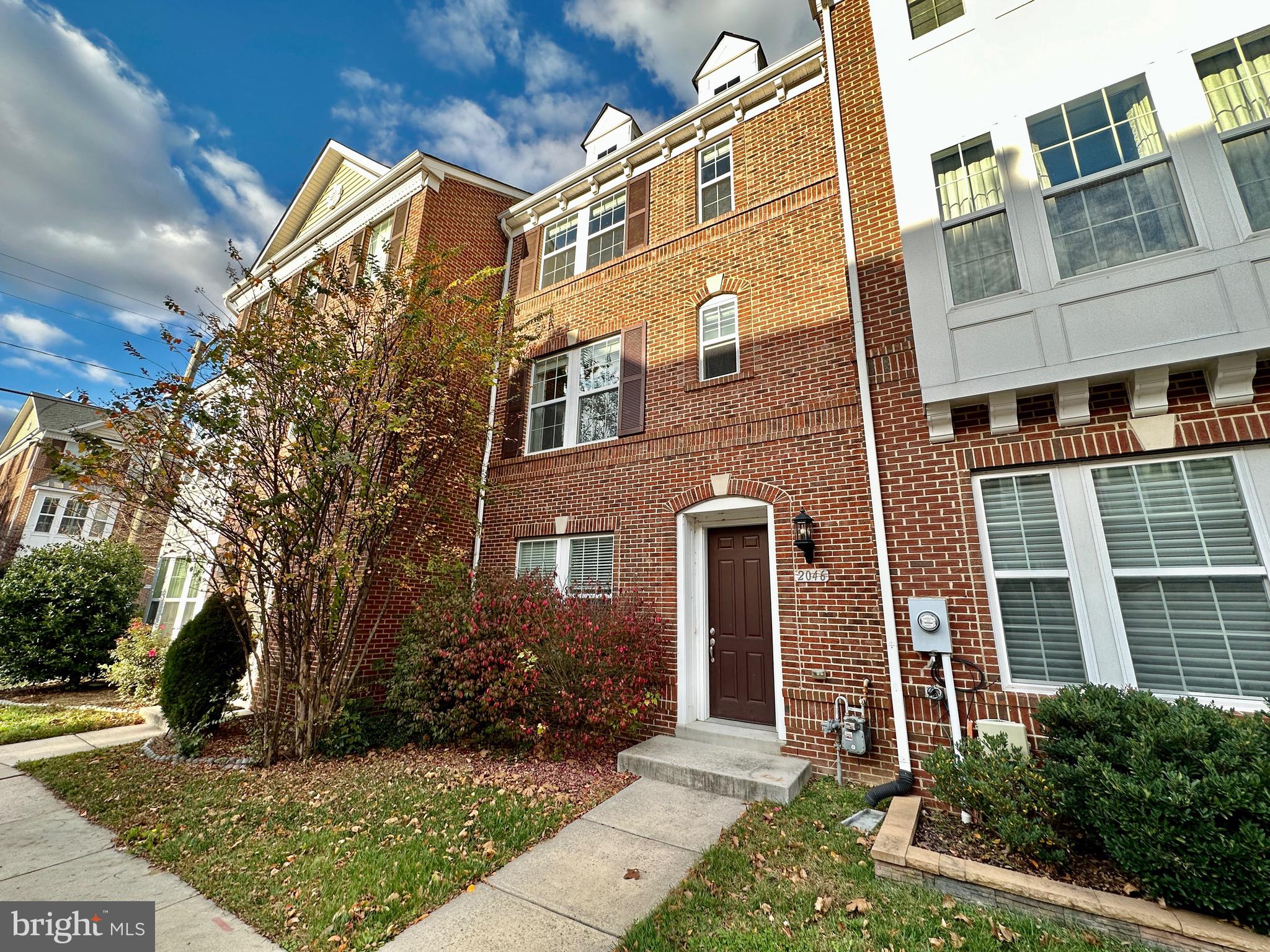 HUNTINGTON MEWS - Residential Lease