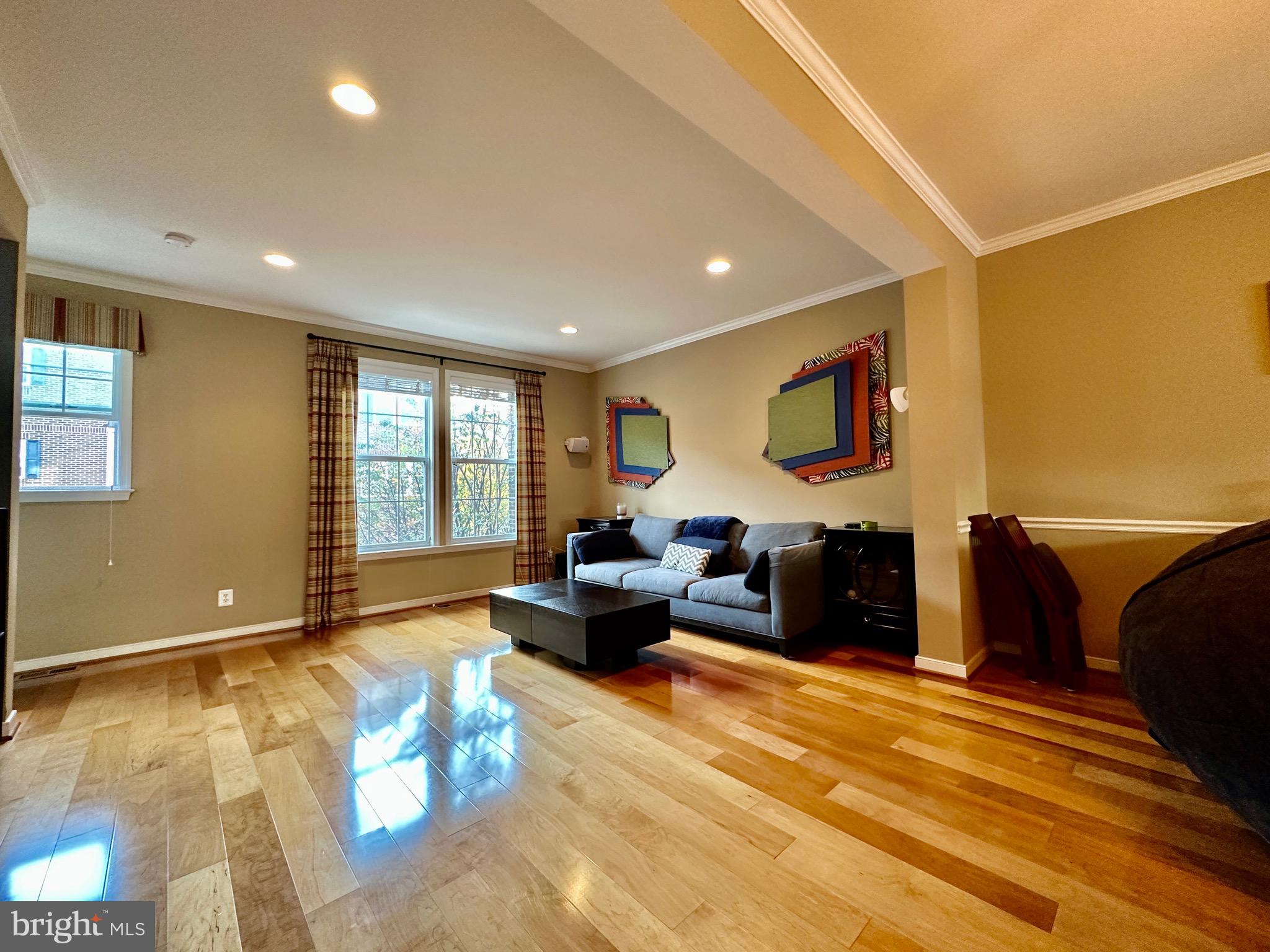 HUNTINGTON MEWS - Residential Lease