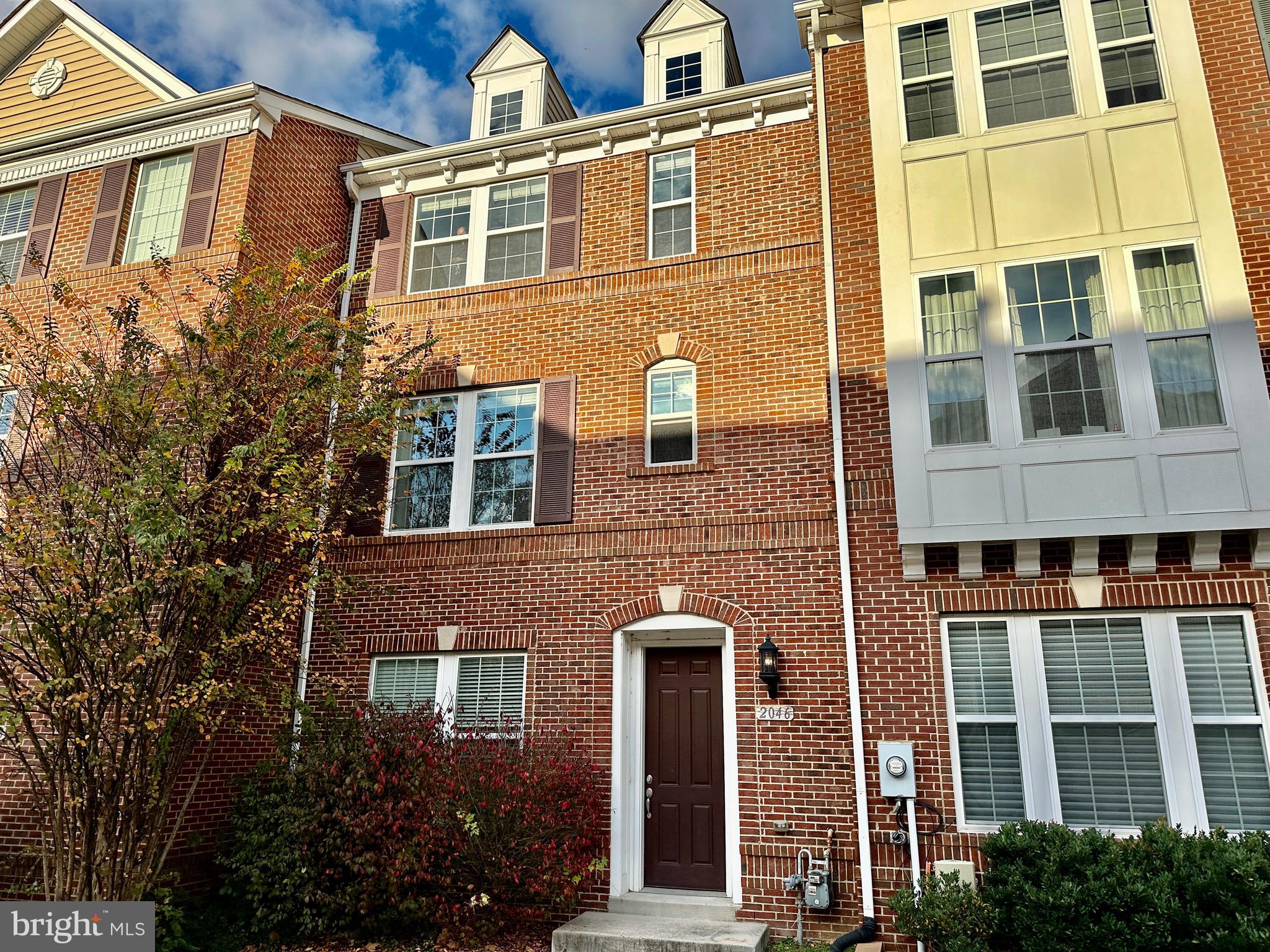 HUNTINGTON MEWS - Residential Lease