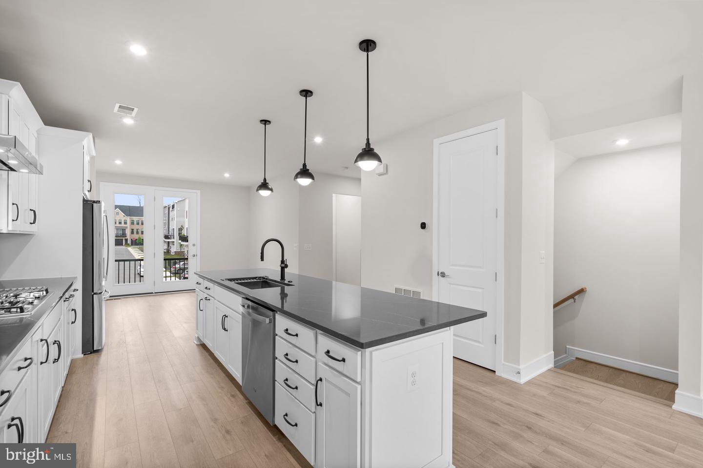 42104 PICASSO SQUARE
