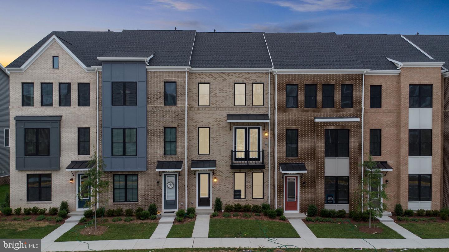 42104 PICASSO SQUARE