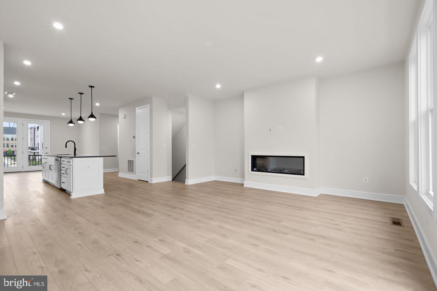 42104 PICASSO SQUARE