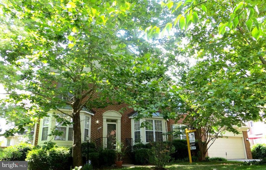 Spectacular Single Family Home in Kingstowne! Open Floor Plan 3-Level Colonial, hardwoods on Main Level, Tiled floor sun room with S/G doors to deck, MBR with Cathedral Ceioling, 2 otherBR on upper level with 4th BR on Lower level with private bath, plenty of closets, Gourmet Kitchen with SS Appliances, 2 car garage, 5 min. to Ft. Belvoir, 10 min. to Pentagon. All Kingstowne Amenities,pools etc.