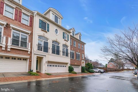 Photo of 1631 Colonial Hills Drive, MCLEAN, VA 22102 (MLS # VAFX2292638)