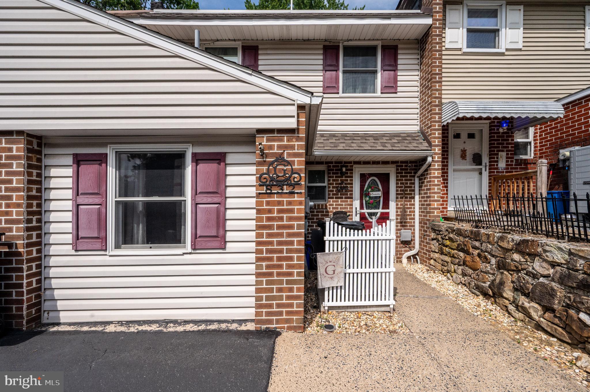 832 WOODCHUCK LANE