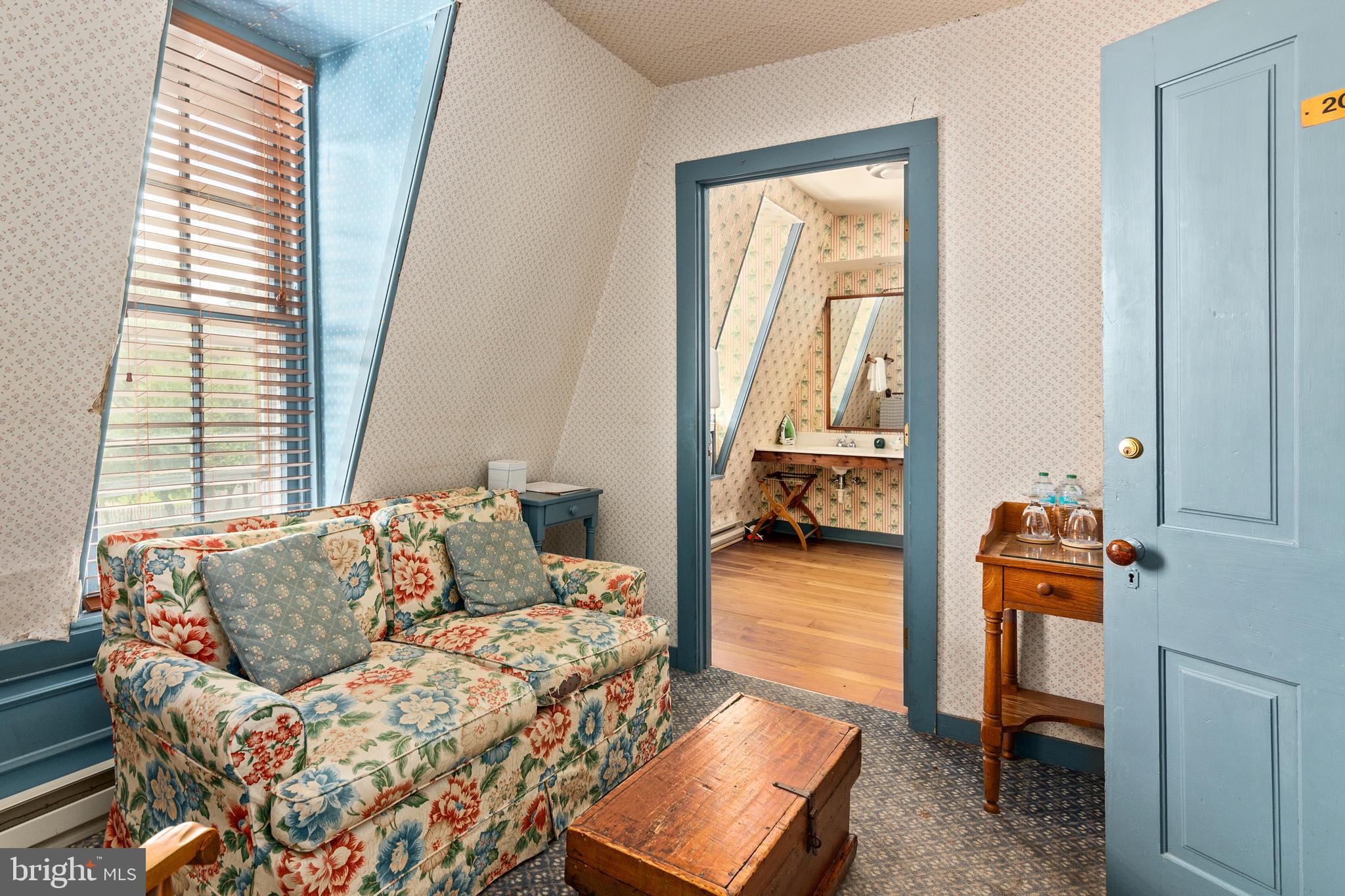 OXFORD - Commercial Sale