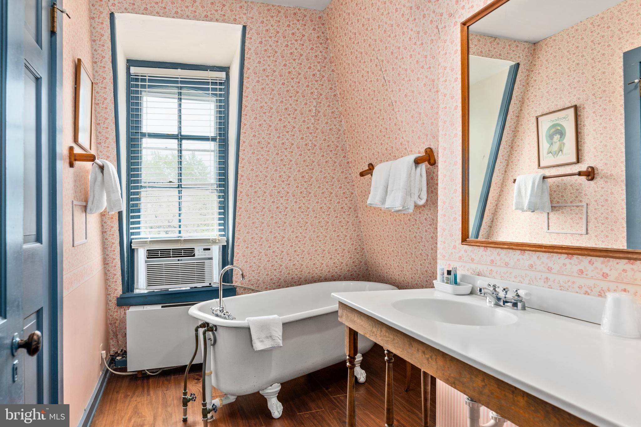 OXFORD - Commercial Sale