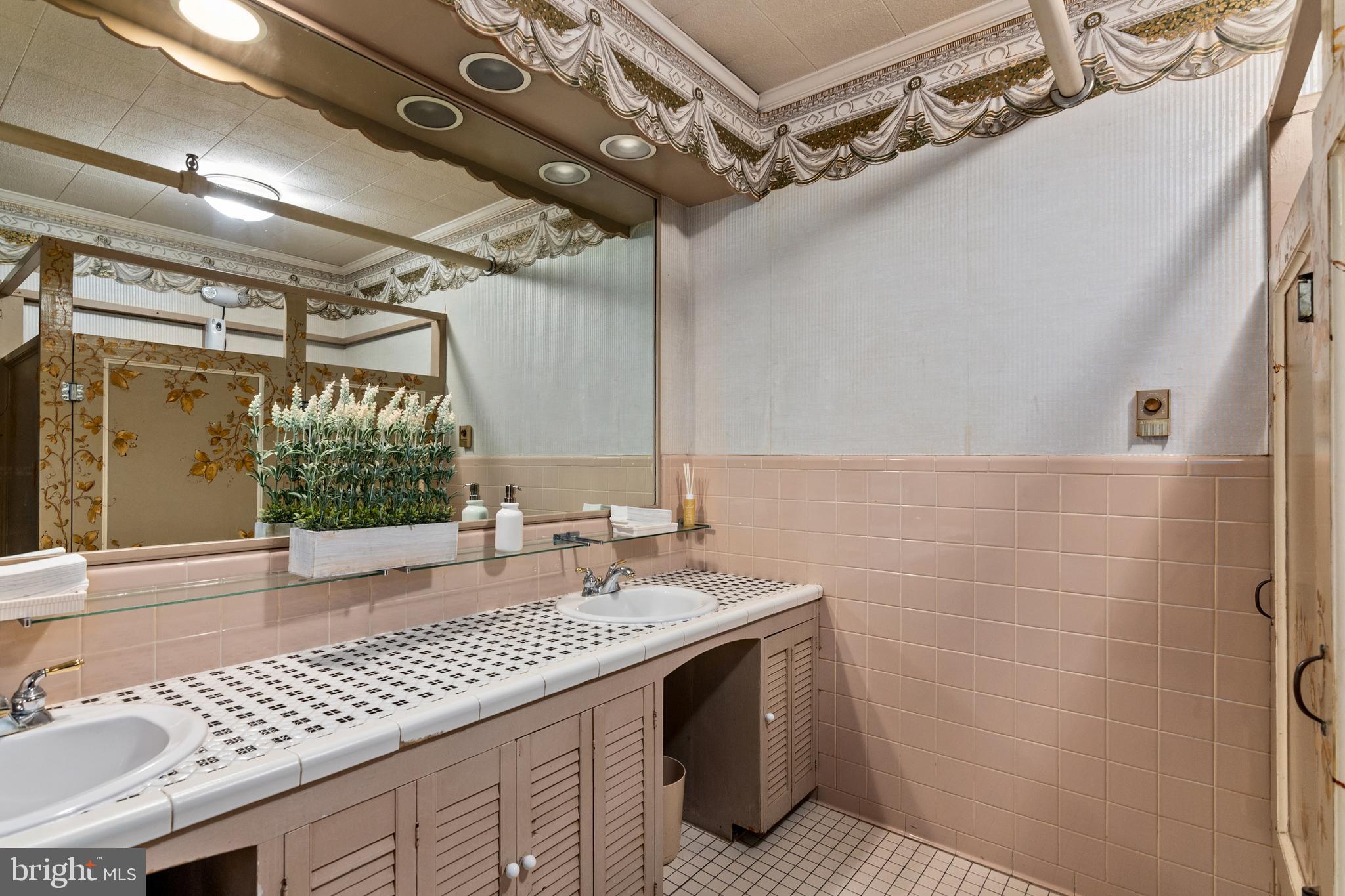 OXFORD - Commercial Sale